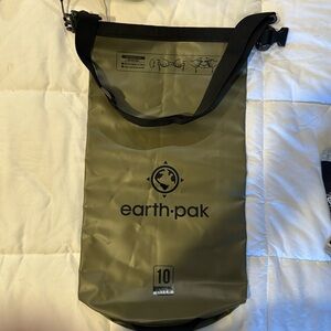 NWOT Earth Pak 10L 10L keep cloths dry note 2nd picture (20L) show bag is full.